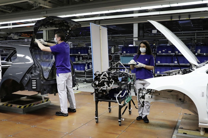 Volkswagen va relua treptat producția